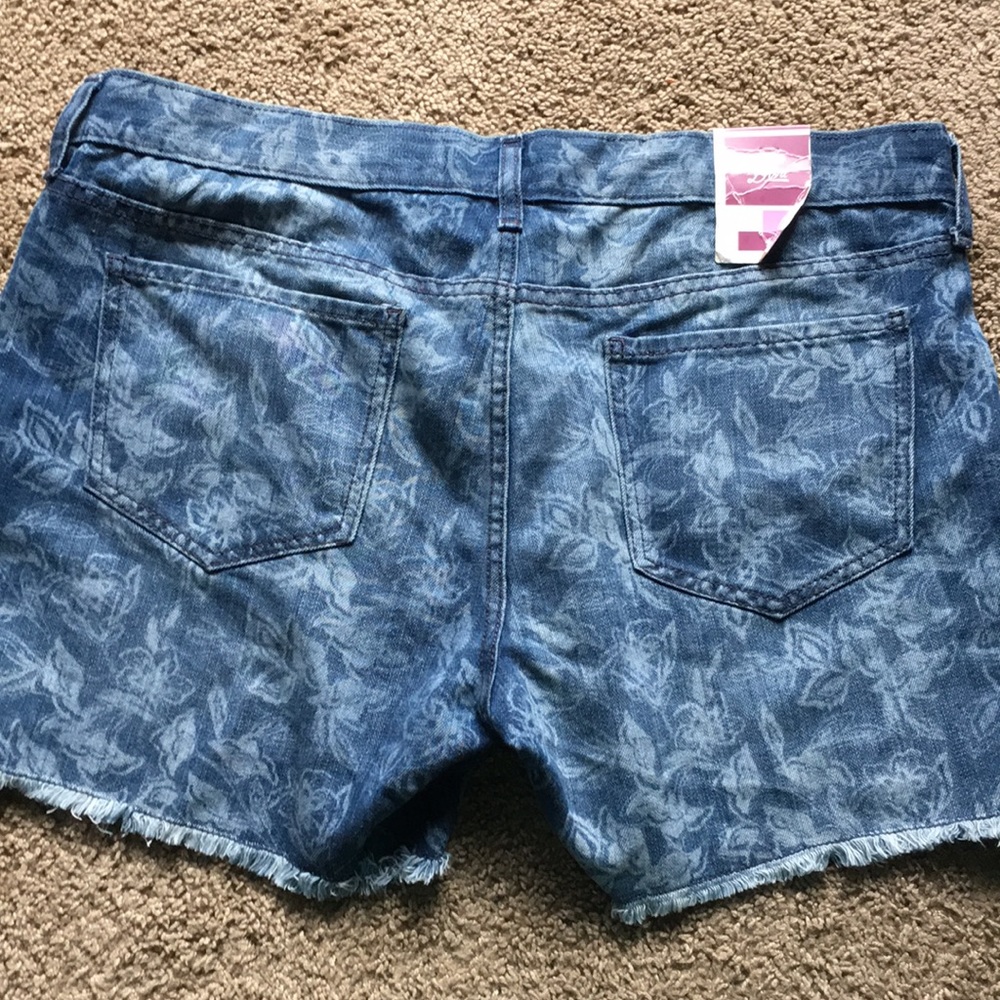 NWT Old Navy Floral Denim Shorts size 14 - Picture 6 of 9
